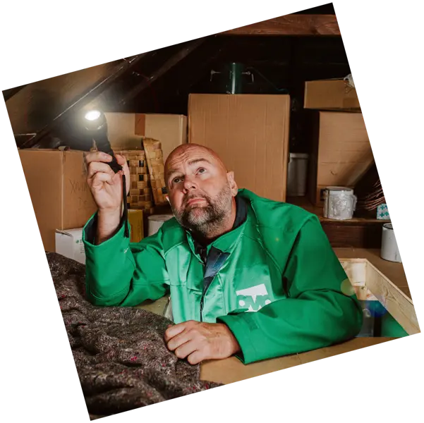 DAY_03_SH03_ENGINEER_LOOKING_AT_LOFT_0052-Edit (1)_RT