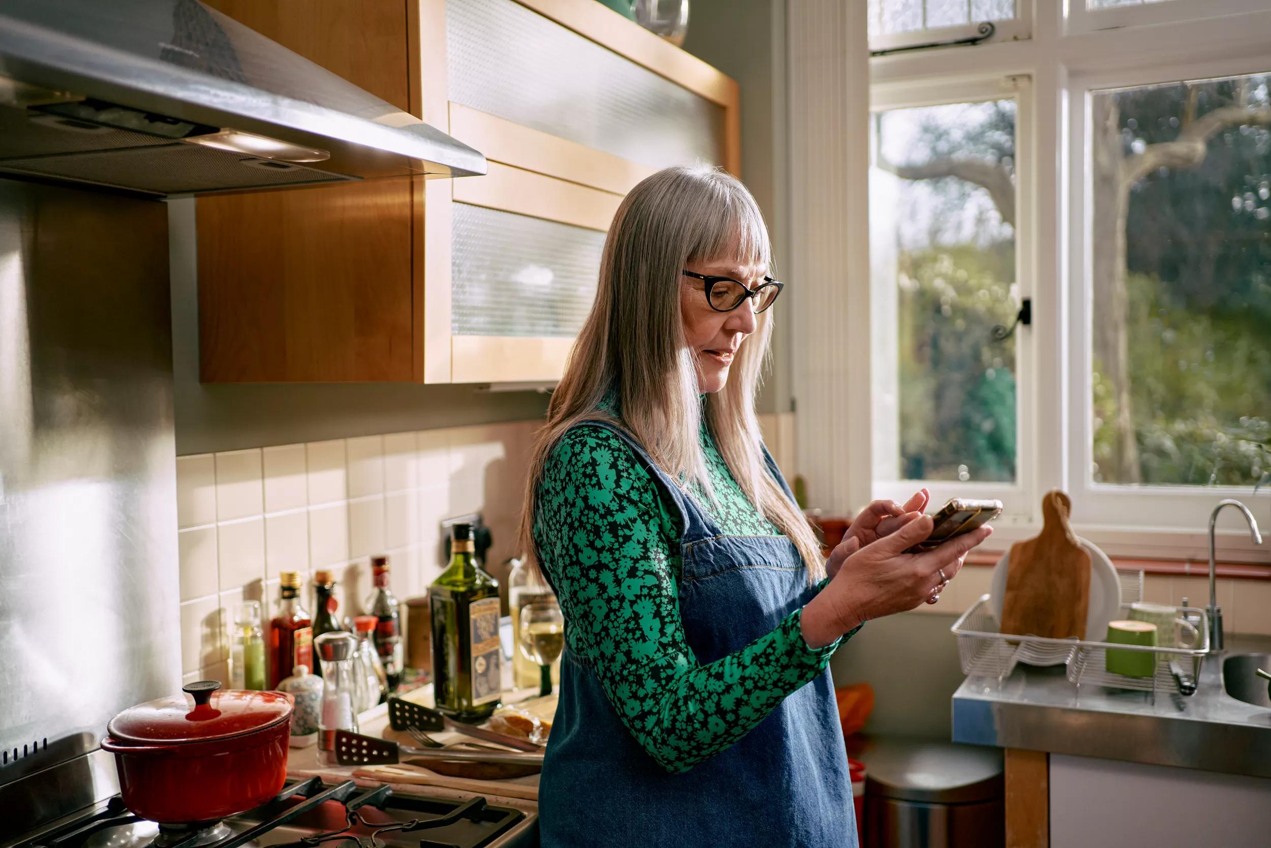 Jan2023Shoot_woman_on_app