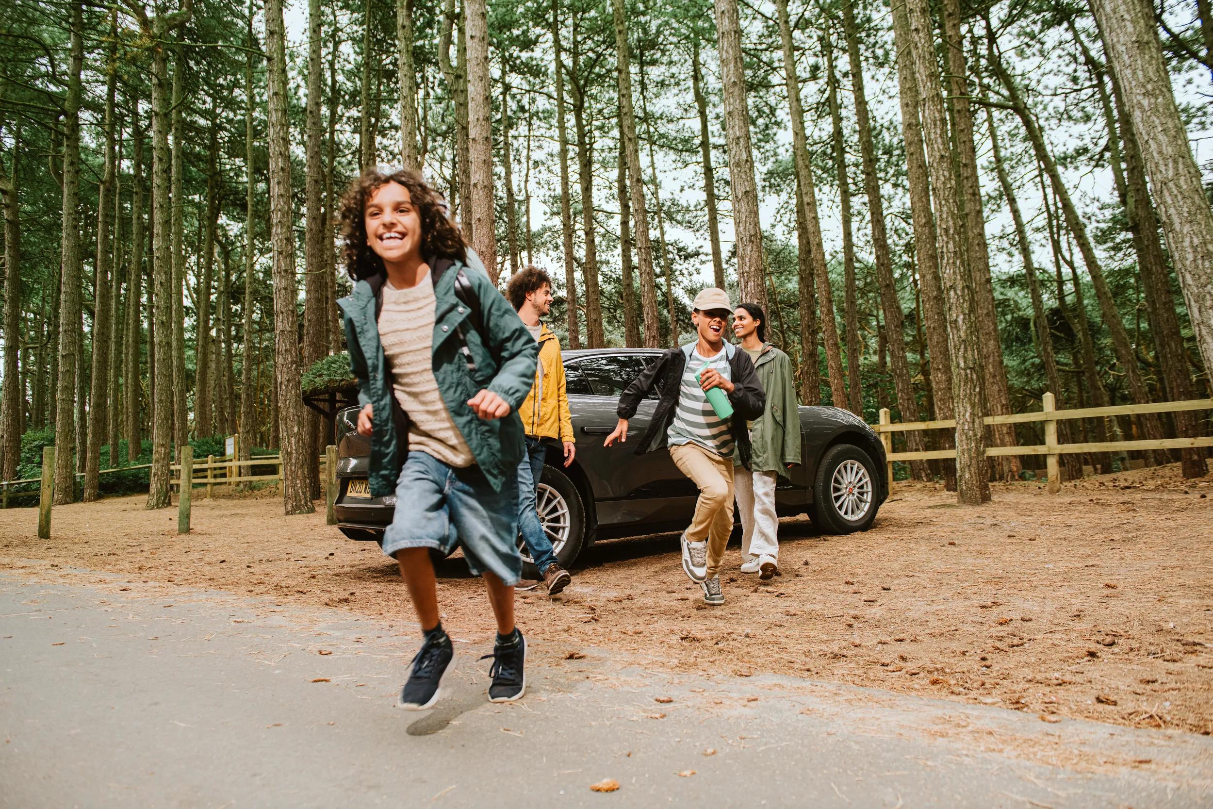 DAY_04_SH02_FAMILY_WALKING_TO_CAR_0221_RT